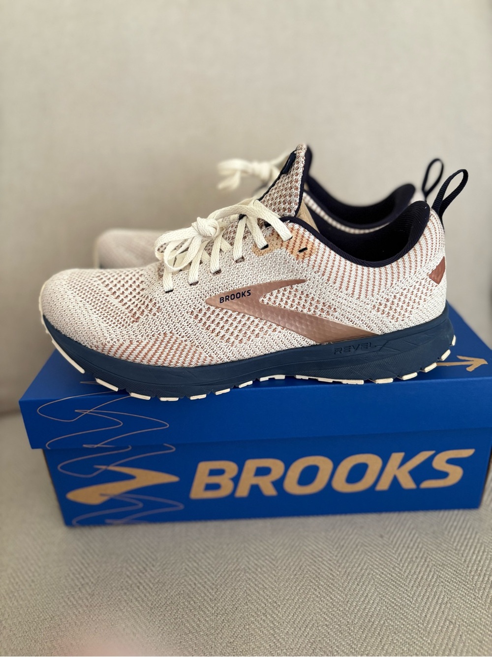 Brooks sneakers - Picture 2 of 2